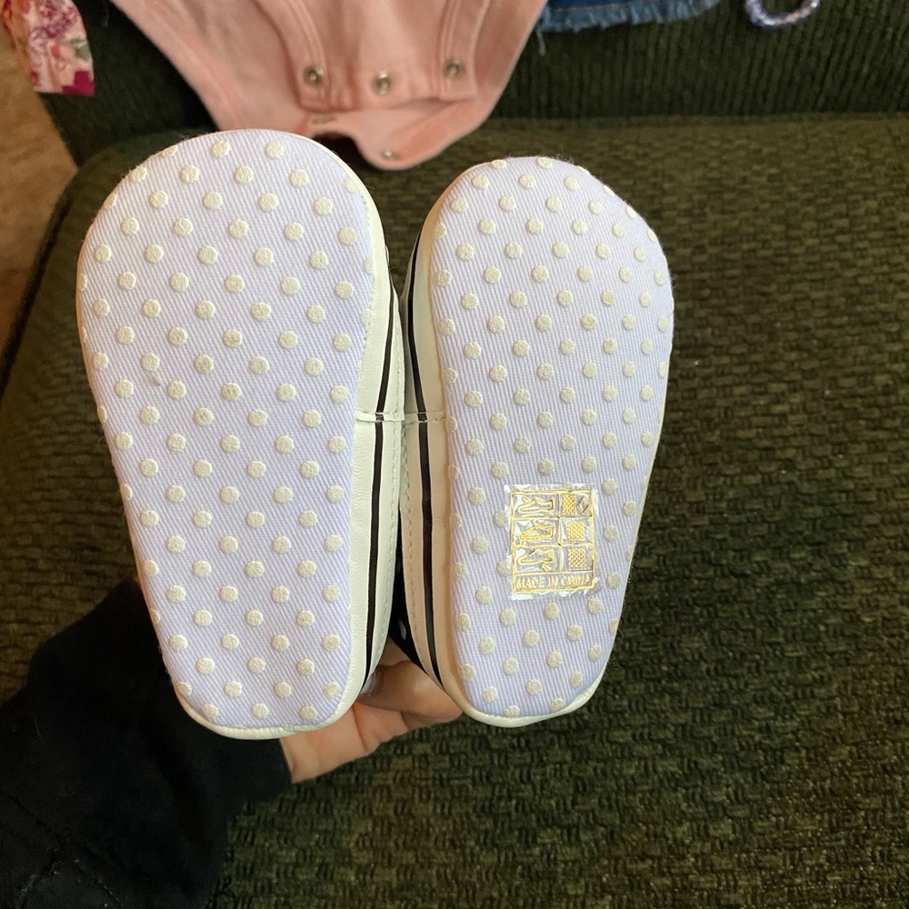 White Sneakers with Textured Sole and Rounded Design